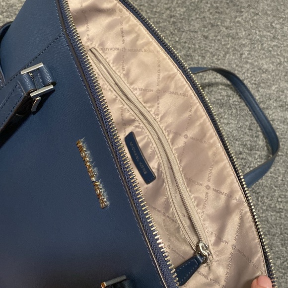 Michael Kors Charlotte Large Leather Top-Zip Navy - Picture 6 of 12